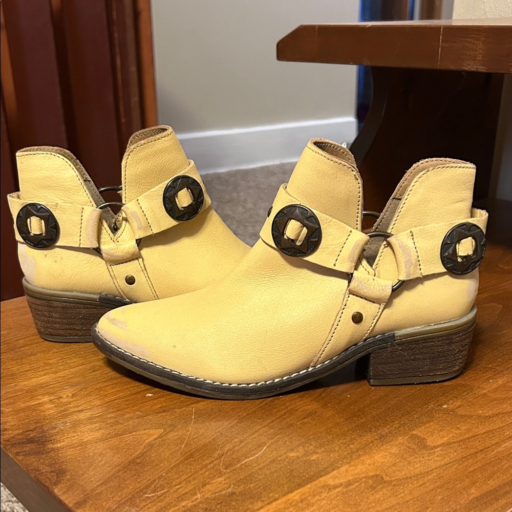 Stylish Tan Ankle Boots with Buckle Detail